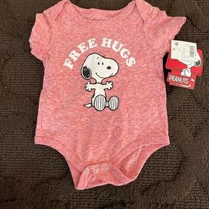 NWT🔖Peanuts Snoopy Peanuts Free Hugs Baby Bodysuit Heather Red Sz 3-6M